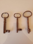 Antigo trio de chaves de casarão.Tamanho: Altura: 12cm.