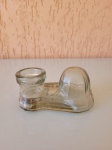 Antigo mini pote de armazenamento de cola (popularmente conhecida como goma arábica) usado em correios. Seu formato é referência ao Pão de Açúcar no Rio de Janeiro e seu vidro é transparente. O item tem aproximadamente 60 anos.Tamanho: alt: 5cm; comprimento: 10cm; larg: 4,5cm.