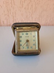 Antigo relógio de mesa da marca Europa dos anos 60. A caixa do relógio é de metal e é revestida em couro. O item está em bom estado de conservação.Tamanho: Caixa: 7 X 7cm, alt: 3cm. Relógio: 5,5 X 5,5; alt: 2,5cm.