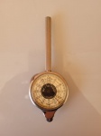 Antigo instrumento de medição (polegadas e milímetros). A peça está em excelente estado de conservação.Tamanho: comprimento: 11cm. Diâmetro: 4cm. Pino: 5,5cm.