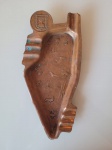 Antigo cinzeiro com símbolo judeu, feito  no formato do estado de Israel. A peça está em bom estado de conservação e é feita em cobre. Largura: 11cmComprimento: 22cm