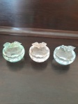 Trio de mini maçãs lapidadas em cristal, nas cores verde, rosa e azul. Tons bem claros.Altura: 4cmCircunferência: 14,5cm