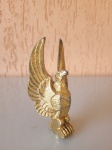Águia dourada para decoração. Usada também como peso de papel.Altura: 11cmLargura: 5,5cm