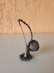 Antiga miniatura baiana de berimbau detalhado em metal. O item é uma peça de decoração e está em perfeito estado de conservação.Tamanho:  Alt: 10cm.