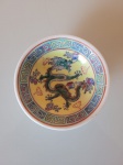 Antiga miniatura de tigela, feita em louça chinesa. A peça se encontra em perfeito estado de conservação. Altura: 3cm; Fundo: 3cm; Boca: 7cm.