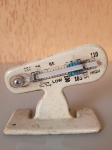 Antigo termômetro americano em farenheit utilizado para chocadeiras da empresa Chaney Tru-Temp USA, em estado de funcionamento. Altura: 7cm; Comprimento: 10cm; Largura: 4cm.