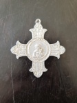 Antiga medalha centenária, tendo de um lado a imagem de Nossa Senhora do Perpétuo Socorro e do outro São Geraldo. A peça é feita em alumínio. Altura: 5cm; Largura: 4,5cm.