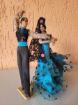 Antigo casal de dançarinos de flamenco, originário da Espanha. Está com as roupas empoeiradas, mas em bom estado, falta um sapato da mulher. Possui uma base de plástico com o nome da marca (Marin Chiclana). Altura: 21cm; Dimensões da base: 5,5cm X 7,5cm.