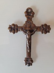 Antiga cruz de souvenir de missões. O item é em metal amarelo e é centenária. Tamanho:  Altura: 7,5cm; Comprimento: 5,5cm.