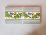 Antigo par de azulejos belga produzidos pela Giliot & Co. O lote é do final século XIV e possui gravação na parte de trás. Os item são bastante detalhados, possuindo gravuras em auto relevo com cores vibrantes. Tamanho: 15 X 15cm.