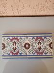 Par de azulejos antigos fabricados na Bélgica, pela empresa Boch & Frères, La Vourière em 1900. Esse tipo de azulejo é uma cópia de padrão mourisco, procurando imitar a técnica de corda seca, o lote possui imagens em auto relevo nas cores pasteis. Tamanho: 15X15cm.