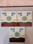 Trio de azulejos inglês, produzido pela empresa Pattern em 1900. O lote possui azulejos com auto relevo e gravação na parte de trás. Tamanho: 15X15cm.