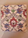 Azulejo antigo fabricado na Bélgica, pela empresa Boch & Frères, La Vourière em 1900. Esse tipo de azulejo é uma cópia de padrão mourisco, procurando imitar a técnica de corda seca, o lote possui imagens em auto relevo nas cores pasteis. Tamanho: 15X15cm.