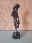Antiga escultura de  pescador. Feita em madeira de lei não  identificada. A peça  é  ricamente  esculpida em detalhes. Aproximadamente 60 anos. A peça se encontra em perfeito estado de conservação. Altura: 29cm   Base: 7,5cm X 6cm