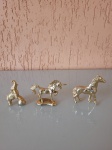 Antigas miniaturas  de animais, contendo um cavalo, um elefante e um unicórnio.  As peças são douradas e se encontram em perfeito estado de conservação. Tamanho médio: 5cm