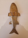 Antigo peixe articulado, em metal amarelo (lata). A peça se encontra em perfeito estado de conservação.  Medidas: 18cm X 4cm