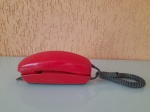 Telefone antigo  na cor vermelha da década de 80 da marca STANDARD ELETRICA. A peça se encontra com todos os cabos. Não foi testado o funcionamento.  Altura:10cm  Largura: 7cm  Comprimento: 20cm.