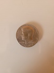 Antiga moeda de  dólar comemorativa 200 anos dos EUA. Moeda com figura de JOHN KENNEDY.  A peça está em perfeito estado de conservação.  Diâmetro: 3cm