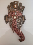 Antiga máscara  indiana para decoração.  A peça é feita a mão,  ricamente detalhada, possui muitas pedras  brancas, vermelhas, azuis formando um mosaico. A peça  é de metal branco, formando a figura do Deus Ganesha. Altura: 32cm  Largura: 18cm