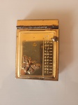 Antiga mini agenda telefônica, da década de 70. Com capa dourada  feita em aço e metal amarelo. Na parte de dentro tem um bloco já com algumas páginas escritas. Perfeito estado de conservação. Medidas:6,5x5,0cm.