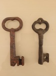 Antigo par de chaves de casarão,  feitas de ferro fundido. Peças  centenárias. Estão em perfeito estado de conservação.  Medidas: Maior:12cm  Menor: 11,5cm.