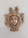 Antiga peça  decorativa para móveis estilo vitoriano. Peça centenária. Feita em bronze e está em perfeito estado de conservação.  Medidas: 9cm X 8cm.