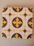 Antigo azulejo português, na cor amarelo, preto e branco. O item não possui marca de fabricação. Tamanho: 15X15cm.