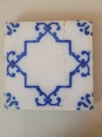 Antigo azulejo português do final do século XIV. O item está rachado e foi colado. Tamanho: 13,5X13,5cm.