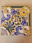 Antigo azulejo português, possuindo cores vivas. Tamanho: 15X15cm.