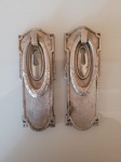 Antigo par de fechaduras de guarda roupas, não contendo as chaves. A peça é feita de metal branco e bem detalhada. Se encontra em perfeito estado de conservação.  Medidas de cada peça:  Altura:10,5cm   Comprimento: 4cm