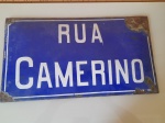 Antiga placa de rua esmaltada em Ágata Azul. A peça é centenária,  da Rua Camerino, RJ, feita em chapa grossa e bem maior que as atuais. Apresenta sinais de desgastes do tempo. Altura: 25cm  Comprimento:45cm.