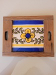 Bandeja feita com azulejo  VIÚVA  LAMEGO e madeira Pinho de riga. Azulejo  português  do século  XIX. A peça está em perfeito estado de conservação.  Altura: 17cm Largura: 2cm Comprimento: 21cm.