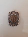 Medalha comemorativa  dos 10 anos do BEMGE datada de 01/09/1977. A peça está em perfeito estado de conservação. Feito em metal branco e bronze. Altura: 4cm  Comprimento: 3cm.