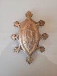Antiga peça decorativa feita em bronze com monograma  JMS . Peça  centenária.  A peça está em perfeito estado de conservação.  Altura: 14cm  Comprimento: 10cm.