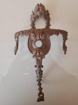 Antiga peça  decorativa em bronze, ricamente  entalhada.  Século  XIX, com traços  do período  vitoriano. A peça se encontra em perfeito estado de conservação.  Altura: 18cm  comprimento:10cm.