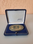 Antiga medalha comemorativa dos 10 anos do CESEP (Centro de Estudos Superiores do Estado do Pará), dada como honra ao mérito.  Está em sua caixa original. Medidas da medalha: 8x5cm  Caixa: 12x9cm.