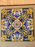 Antigo quarteto de azulejos portugueses com varias cores e padrões. Vindos de demolições de casarões do Rio de Janeiro e estão em boas condições, apresentando alguns desgastes nas bordas. Altura: 0,6cm; Dimensões: 15cmX15cm.