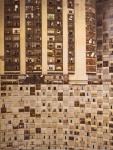 Arte Gráfica/Cartaz.  Bob Wolfenson: Antifachada - Encadernação dourada. Dimensões 95x70cm. MAB  Museu de Arte Brasileira/Fundação Armando Alvares Penteado, 4 junho a 4 julho de 2004.