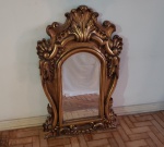 Espelho bisotado em madeira entalhada e dourada ao gosto D. José. Alt. 120 x 70cm.