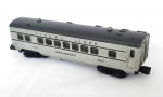 LIONEL TRAINS - Vagão para transporte de passageiros, na cor cinza. Medindo 9 cm x 30 cm x 6 cm. Não testado.