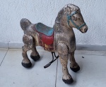 Brinquedo Raro cavalo "Mobo Bronco"  Anda ao ser pressionado o estribo que aciona o movimento das pernas Ano 1955 em chapa de ferro. Medindo 75 cm de altura por 70 cm de comprimento por 36 cm de largura, funcionando apresenta desgastes na pintura.