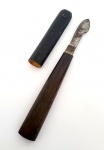 Antigo bisturi com cabo em madeira e capa em couro, marcado "Velox", medindo 15,5 cm de comprimento.
