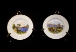 Dois pratos em porcelana belga, século XIX decorados com paisagens do Rio de Janeiro, sendo um do pão de açúcar e o outro Avenida Beira Mar -Botafogo, marcados ao fundo Boch La Louviére. Medindo 18 cm de diâmetro.