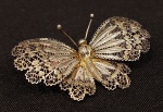 Broche em prata, século XX, forma de borboleta, medindo 4 cm x 6 cm.