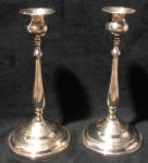 Elegante par de castiçais em metal espessurado a prata, " Cristofoli prata 90 ". 24 cm.