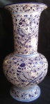 Exuberante vaso azul e branco em cerâmica, 80 X 40 cm, com esmaltagem em ramagens e faisões. ( CERÂMICA LUIZ SALVADOR ).possui marca de restauro na base. Nada que interfira na beleza da peça!
