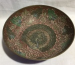 Elegante bowl em metal ricamente decorado no estilo indiano. 8 x 19 cm.