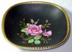 ROSENTHAL - Antigo prato em porcelana branca com pintura ebanizada com flores em reserva e borda dourada. Marcada no verso. Med.: 3x13x13cm.