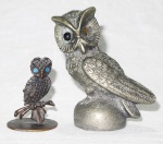 Duas esculturas em bronze representando coruja. Med.: 8cm e 4cm.