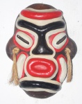 Máscara indígena em barro cozido com policromia. Med.: 21x16cm.